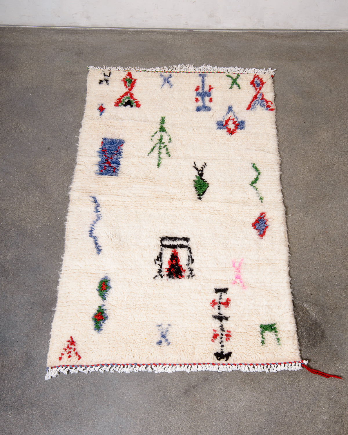 Modern designer handcrafted Berber rug from Morocco. Azilal rug with beautiful colours and patterns. Made of sheep’s wool and colourful cotton.